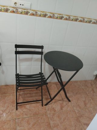 Mesa plegable redonda negra y silla a  juego 20€
