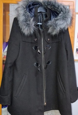 Abrigo negro con capucha y pelo