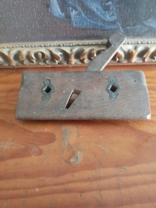 Cepillo de carpintero antiguo de madera
