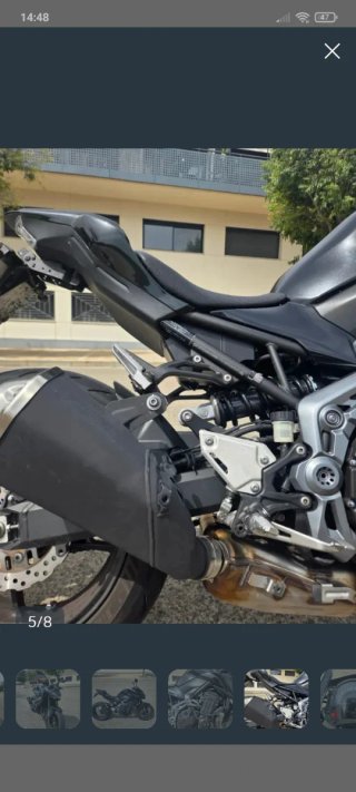 Moto Kawasaki Naked Negra