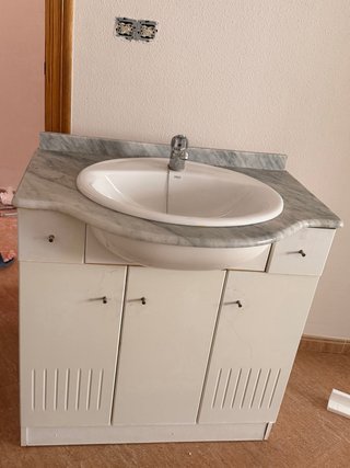 Mueble de baño con lavabo y encimera