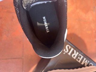 Zapatillas Numeris Negras y Blancas