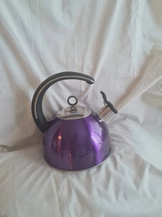 Tetera silbante morada metálica