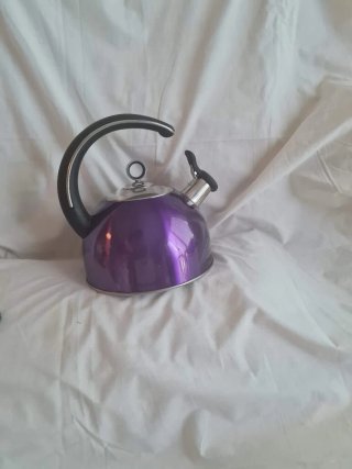 Tetera silbante morada metálica