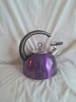 Tetera silbante morada metálica