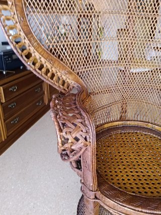 Sillón de mimbre estilo peacock