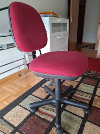 Silla de oficina giratoria roja