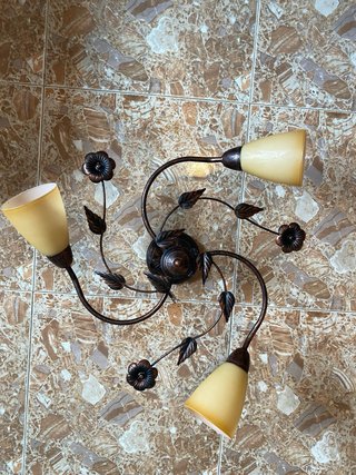 Lampada da soffitto floreale in metallo e cristallo