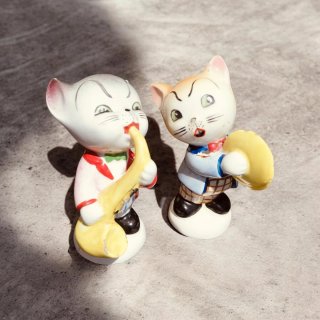 Figure in ceramica di gatti musicisti
