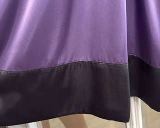 Vestido morado satinado con pedrería