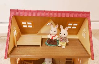 Lote casa Sylvanian families, 3 Figuras y muebles