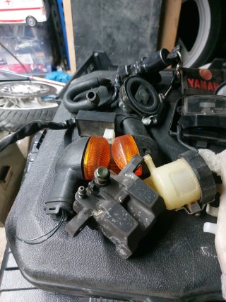 PIEZA SUELTAS DE YAMAHA R1 2003