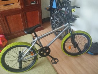 Bicicleta BMX Decathlon plateada usada 2 veces