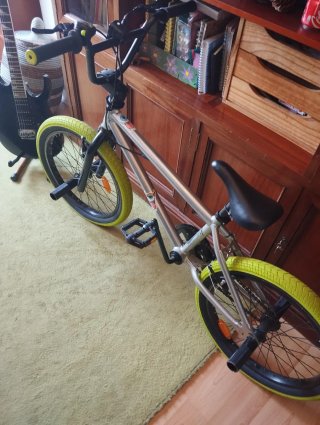 Bicicleta BMX Decathlon plateada usada 2 veces