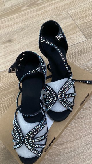 Zapatos de baile negros con pedrería