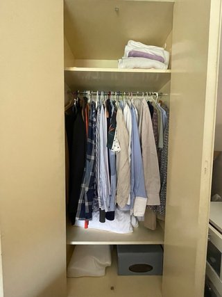Armario de diseño beige y gris de madera maciza