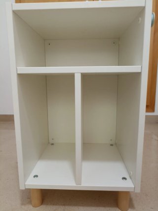Mesita de noche blanca y de madera