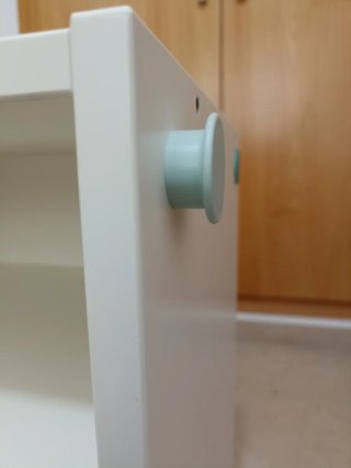Mesita de noche blanca y de madera
