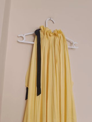Vestido midi Zara satinado lazo amarillo T.S