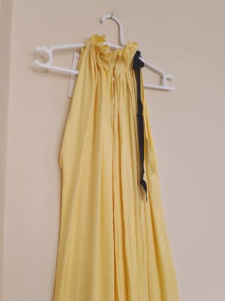 Vestido midi Zara satinado lazo amarillo T.S