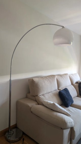 Lámpara de pie en arco