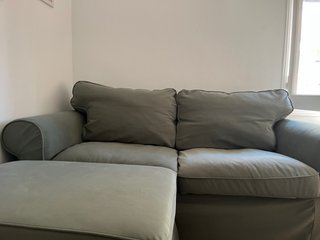 Sofá 2 plazas y reposapiés- 1 año de uso nuevo