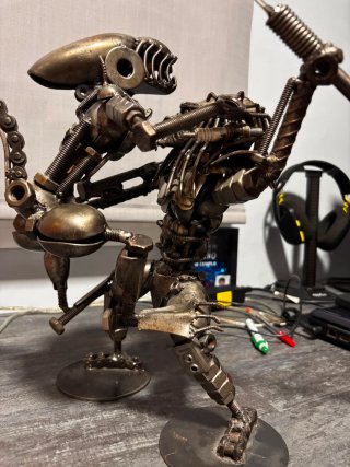 Figura metálica alien vs predator