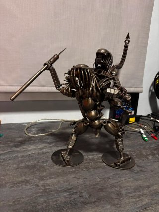 Figura metálica alien vs predator