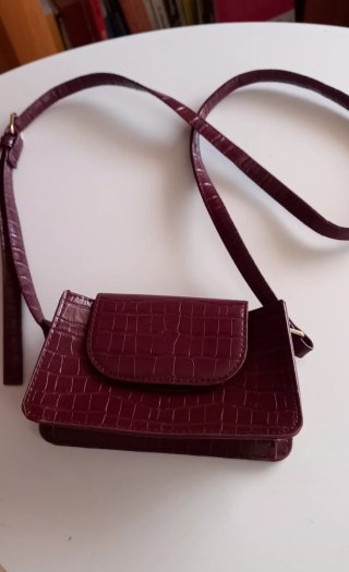Bolso pequeño, color burdeos efecto piel cocodrilo