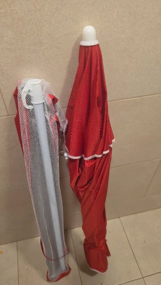 Sombrilla roja. Cuenta con protección UV 50+.