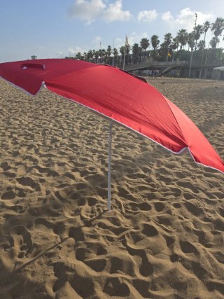Sombrilla roja. Cuenta con protección UV 50+.