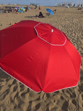 Sombrilla roja. Cuenta con protección UV 50+.