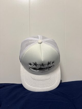 Gorra blanca con estrellas y logo corteiz