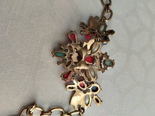 Collar dorado con colgante de piedras multicolor