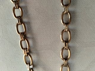 Collar dorado con colgante de piedras multicolor