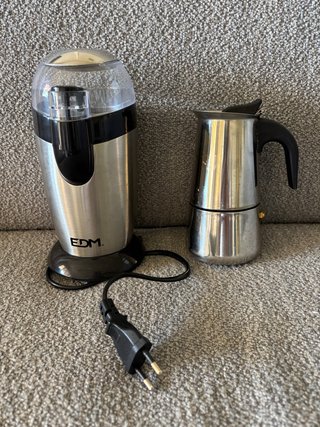 Molinillo café y cafetera italiana