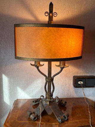 Lámpara de mesa de hierro forjado artesanal