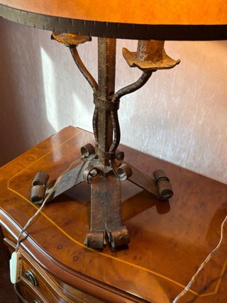 Lámpara de mesa de hierro forjado artesanal