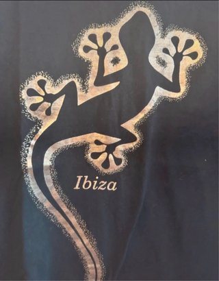 Camiseta Ibiza Negra con Diseño Dorado