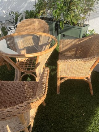 Conjunto mesa y 4 butacas de mimbre