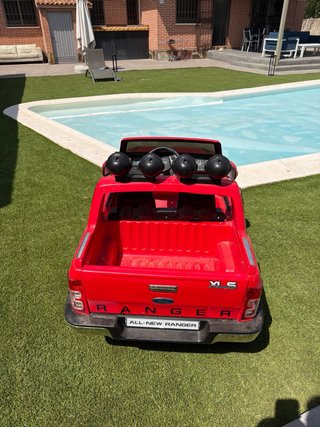 Coche eléctrico infantil rojo