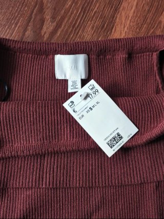 Top de H&M marrón chocolate con escote bardot.