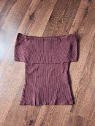 Top de H&M marrón chocolate con escote bardot.