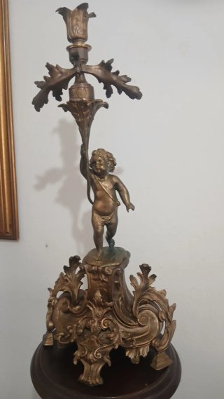 Candelabro antico con putto