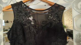 Elegante vestito nero con pizzo