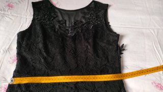Elegante vestito nero con pizzo