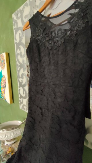 Elegante vestito nero con pizzo