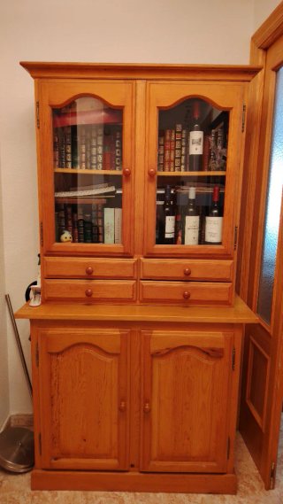 Vitrina madera pino con puertas de cristal