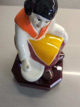 Figura de porcelana mujer con cántaroa A Meiga