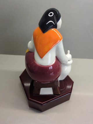 Figura de porcelana mujer con cántaroa A Meiga